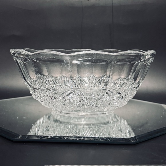 Vintage McKee Clear Scalloped 8" Glass Serving Bowl Plutec Pattern - Picture 5 of 8